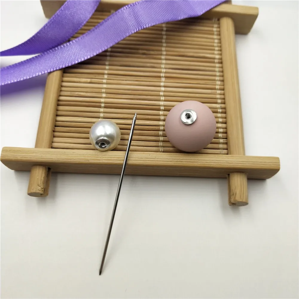 Женская брошь с имитацией жемчуга |