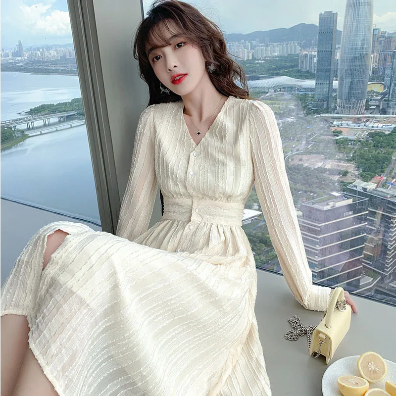 

2021 early spring new women's tea break French design feeling small crowd gentle temperament V-neck cardigan medium length dress