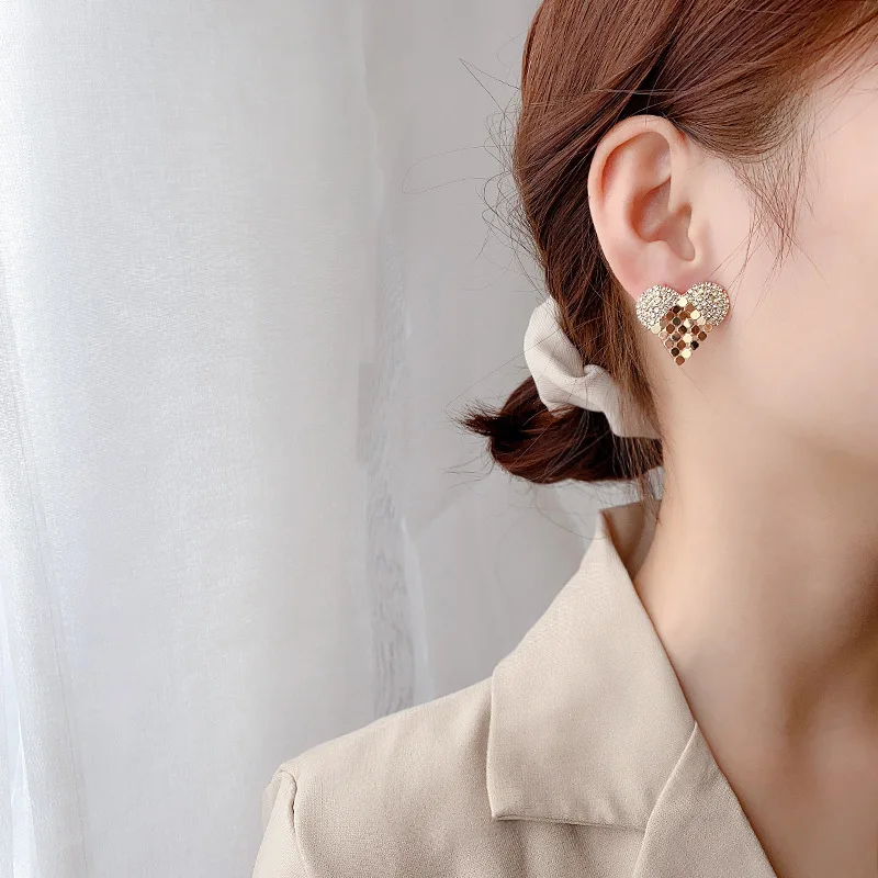 

2020 new fashion web celebrity temperament versatile earrings female design feeling love super flash full of diamond earrings ni