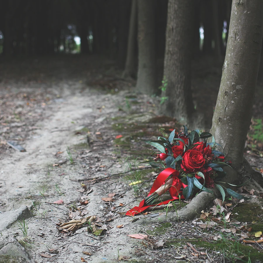 

Wedding bouquet American retro bride holding flowers bridesmaid red rose wedding bridal flower artificial flower bouquet holder