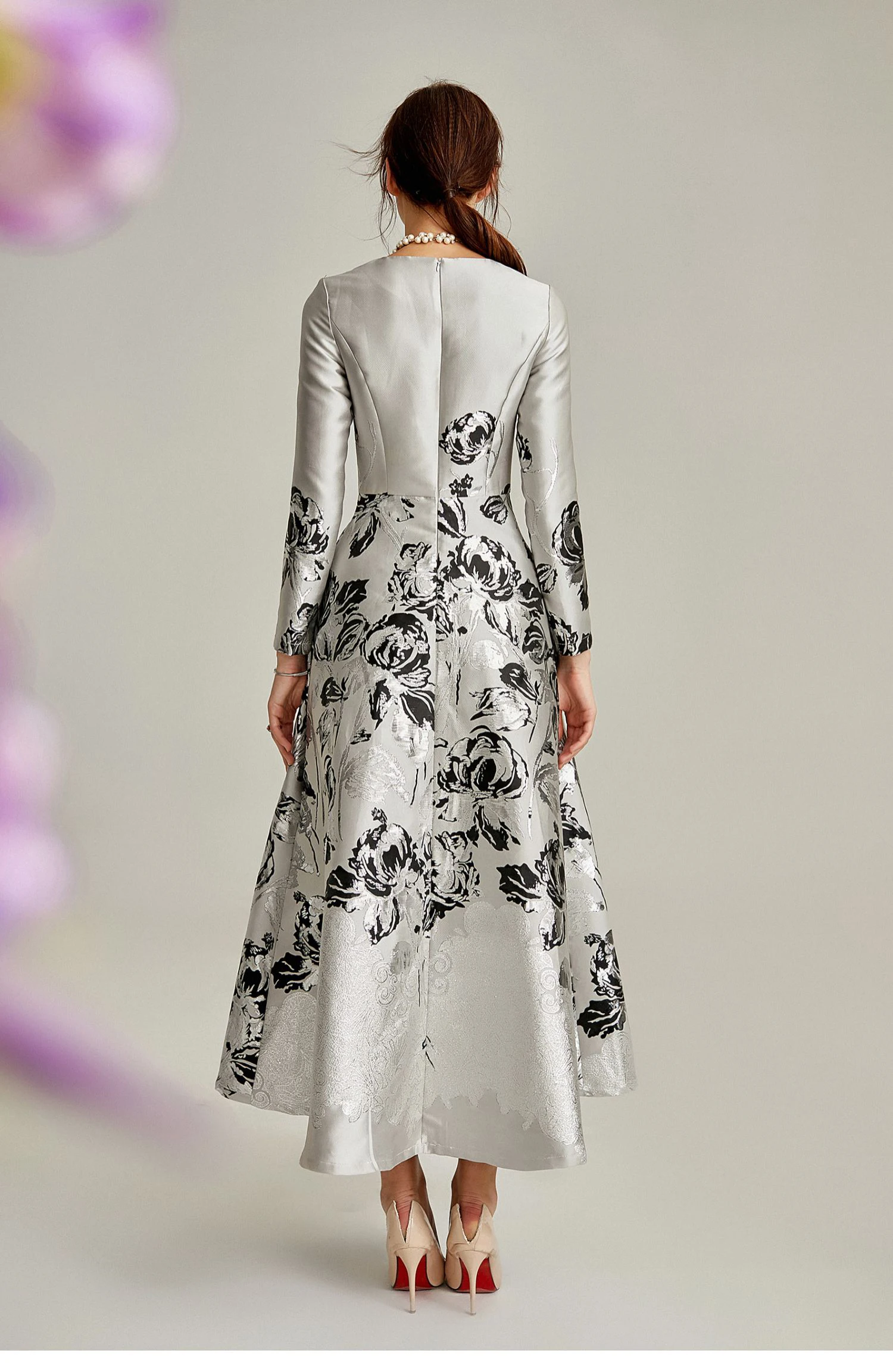 Женское жаккардовое платье с длинным рукавом круглым вырезом и цветочным