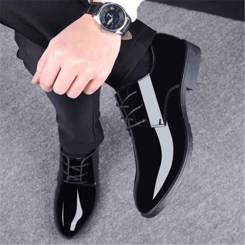 Новинка мужские туфли на плоской подошве качественные из лакированной кожи