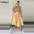 Женское вечернее платье с открытыми плечами, желтыми бусинами и разрезом сбоку