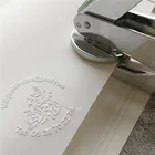 Новый дизайн, персонализированный тиснитель с вашим собственным логотипом на арабском языке, штамп для свадебного имени, даты и инициалов