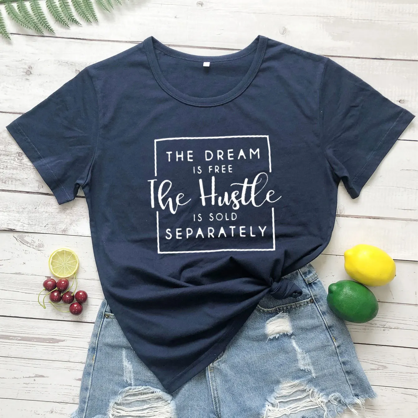 

Футболка женская из 100% хлопка с принтом "Dream Is Free"
