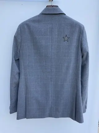 Женская серая куртка в клетку с вышитыми буквами на груди | одежда