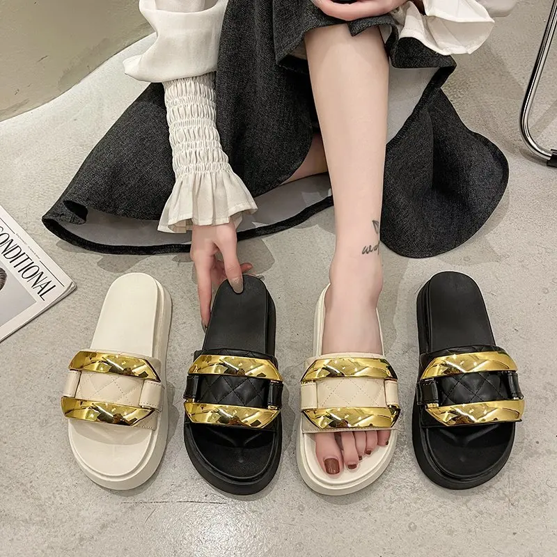 

Slippers Women Summer Beach Shoes Platform Pantofle Luxury Slides Rivet Sabot 2021 Designer Flat Rubber Metal Decoration PU Fash