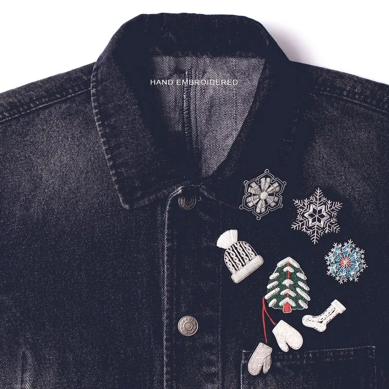 

Indian Silk Hand-embroidered Pin Decoration Creative Wild Christmas Gift Brooch Female Anti-glare Neckline Accessories