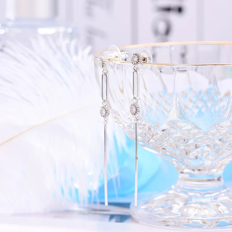 Женские серьги-подвески с кисточками золотистые обтекаемые длинные висячие