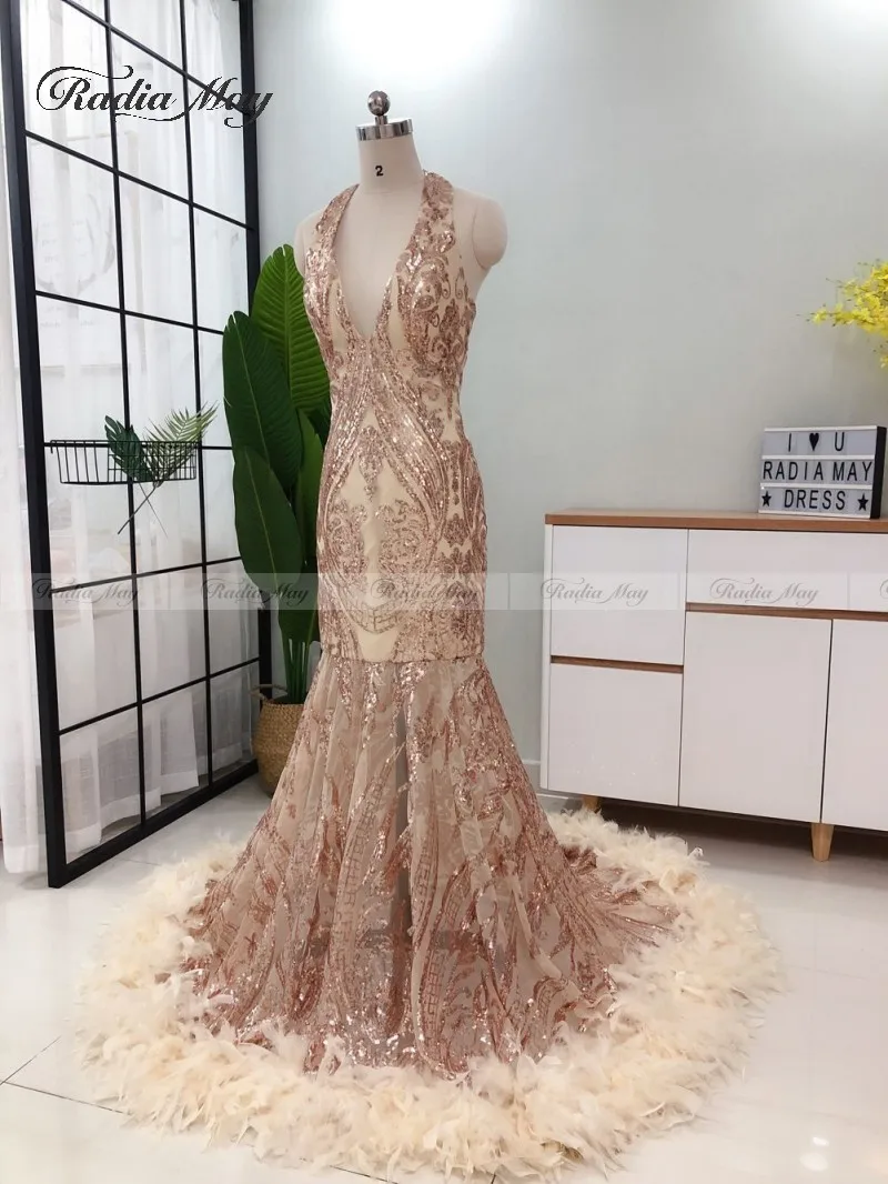 Женское длинное платье с юбкой годе розовое золотистое блестящее V образным