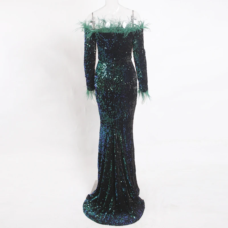 Зеленое блестящее эластичное вечернее платье с вырезом лодочкой и перьями