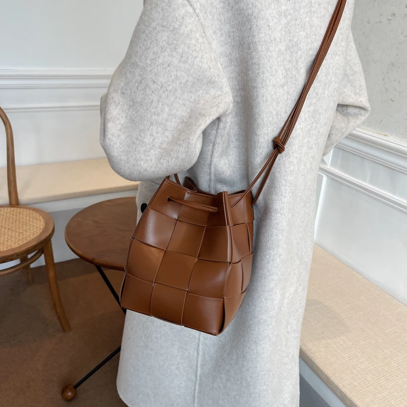 

Новинка Зима 2022, Высококачественная женская дизайнерская сумка, сумки на плечо, роскошная брендовая плетеная Сумка-мешок через плечо из иск...