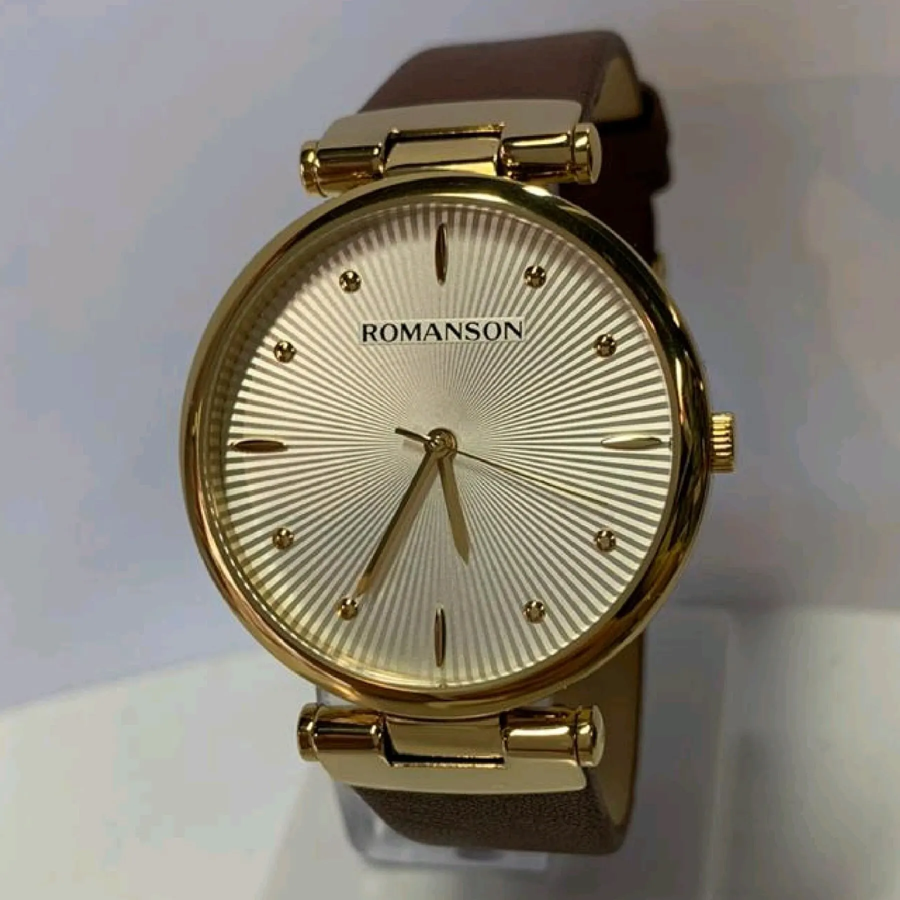 Часы ``Romanson`` RL 0B12L LG(BK) женские наручные часы в золотистом круглом корпусе |