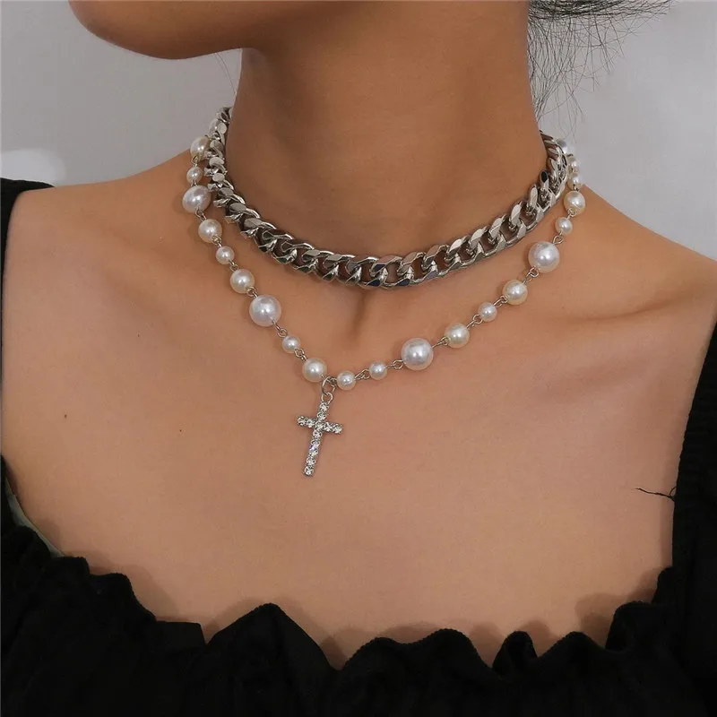 

2021 Retro Baroque Pearl Necklace Decorated With Metal Statue Pendant Necklace Two-Piece Set For Female
