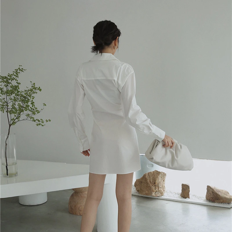 Женское асимметричное платье GALCAUR белое с отложным воротником длинным рукавом и