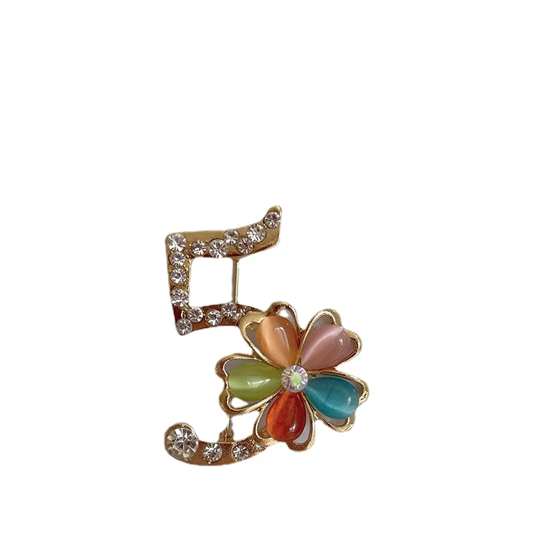 

Number 5 Little flower personality creative brooch