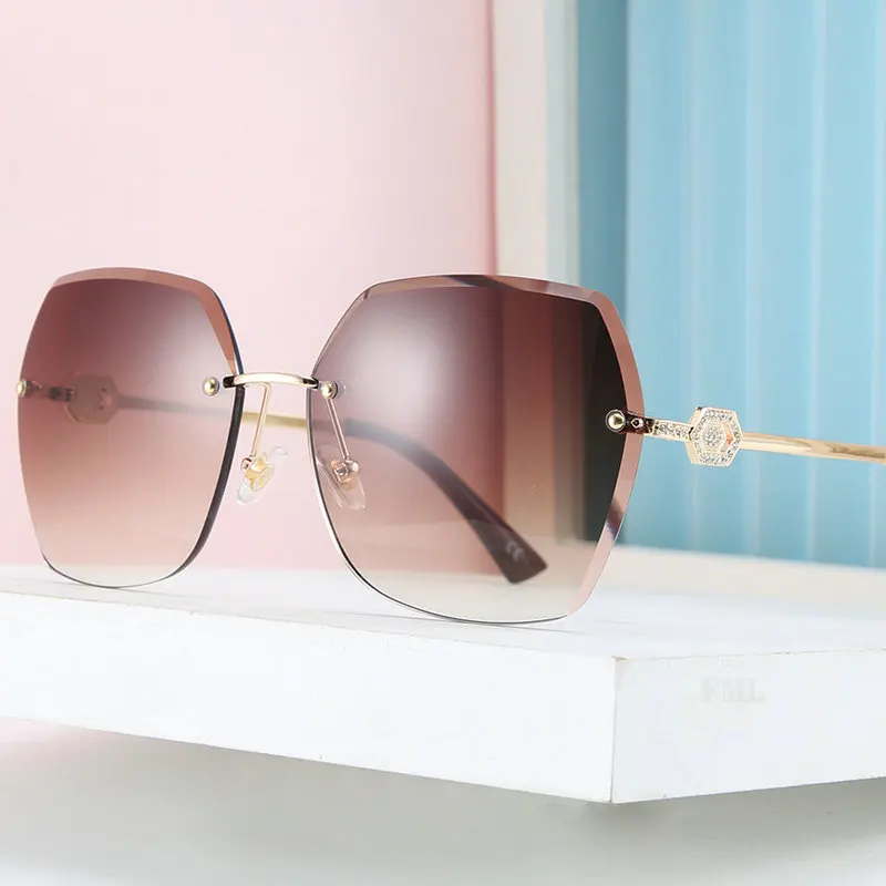 Женские солнцезащитные очки без оправы роскошный дизайн алмазные градиентные оттенки режущие линзы