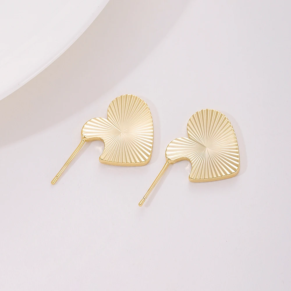

Stainless Steel Unusual Heart Earrings Trendy Metalic Texture Golden Geometric Stud Earrings сережки 2021 новинка Office Gift