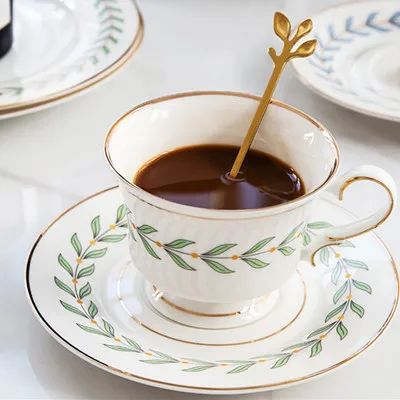 Семейный набор Nordic завтрак на тарелке, западное блюдо со стейком, посуда для десертов на столе.