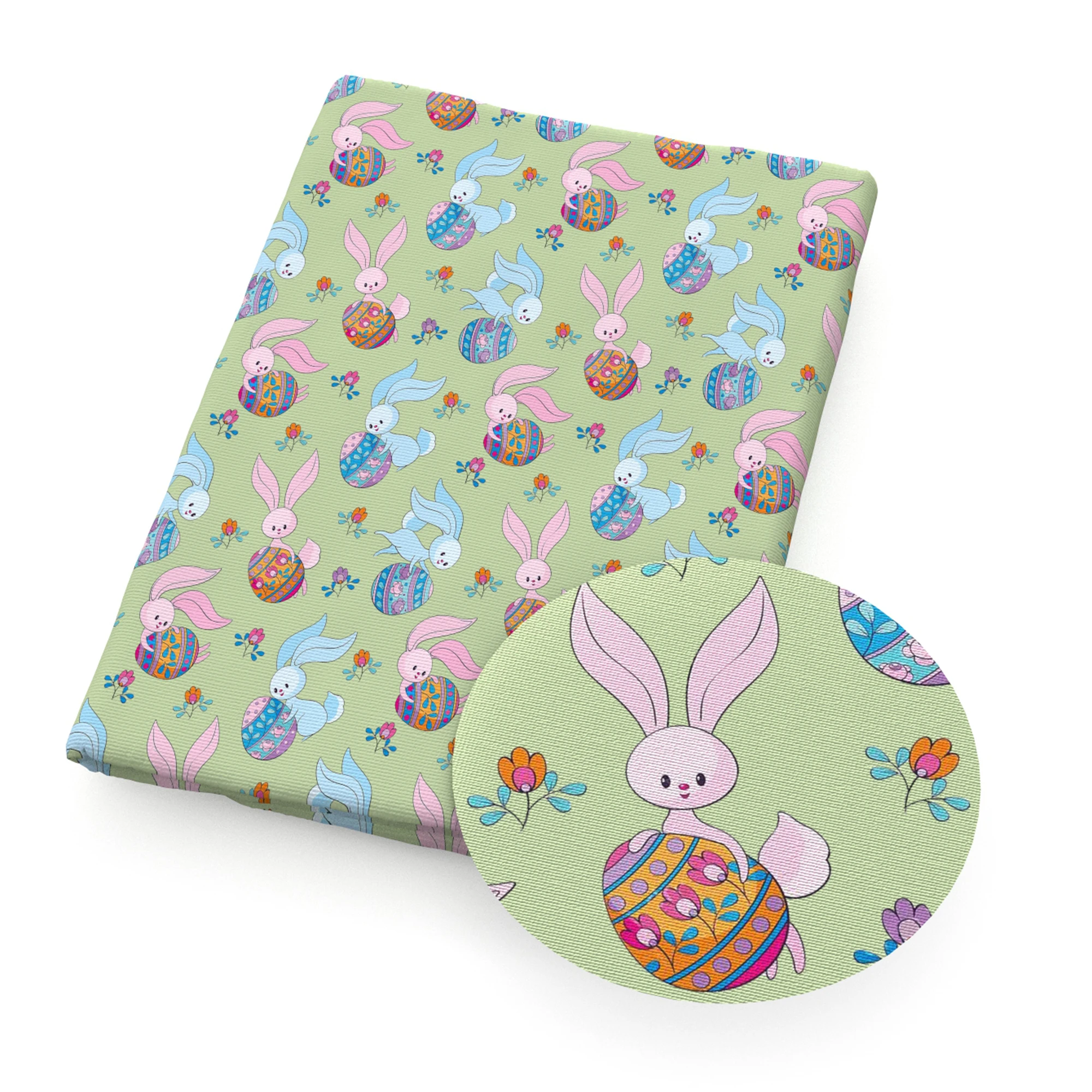 Счастливый и желтыми бантами на плечах с изображением пасхального яйца кроликов