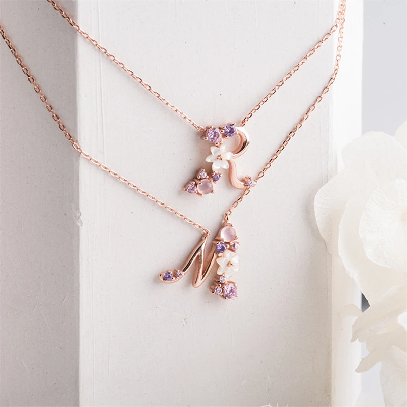 Ожерелье с подвеской в виде букв розового/фиолетового фианита | Украшения и