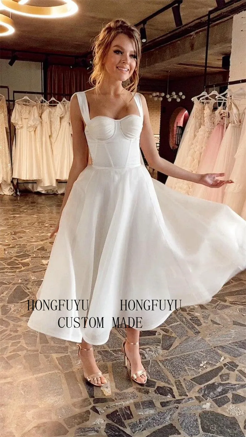 Короткое вечернее платье атласное ярко-синее сексуальное на бретелях-спагетти с