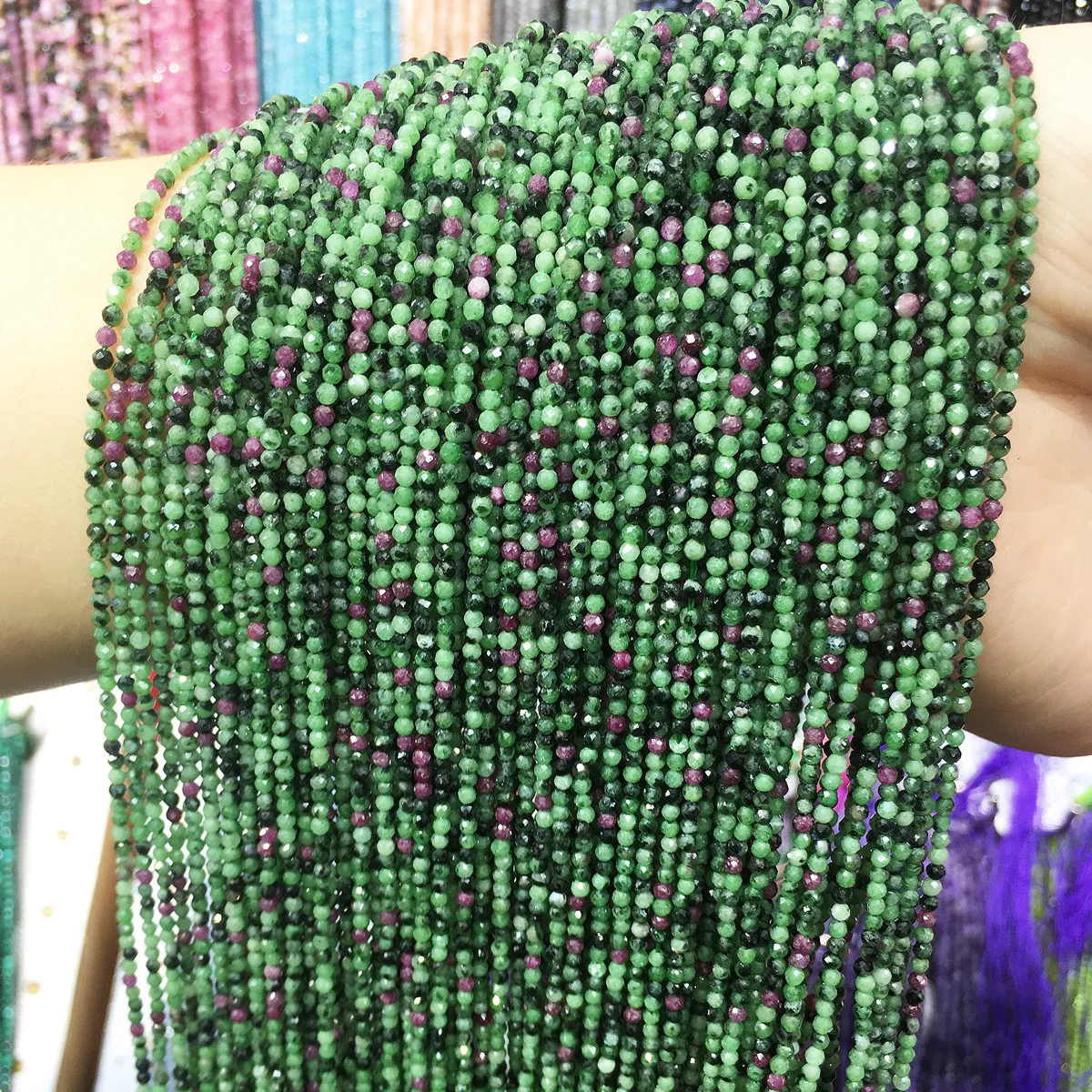 Натуральные красные и зеленые бусины с изображением лица сокровищ огранка