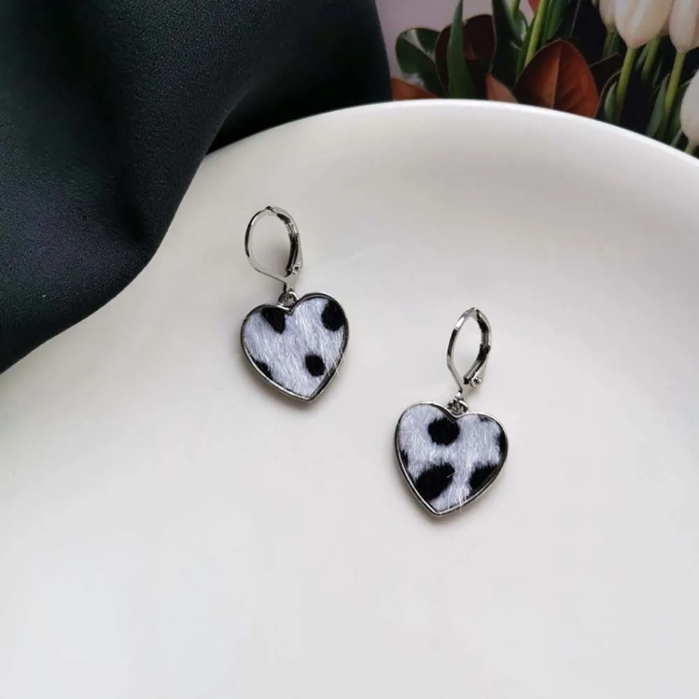 

2022 Korean Fashion Cow Spotted Love Heart-shaped Plush Earrings Temperament Autumn Winter Retro Ear Jewelry for Women Gift