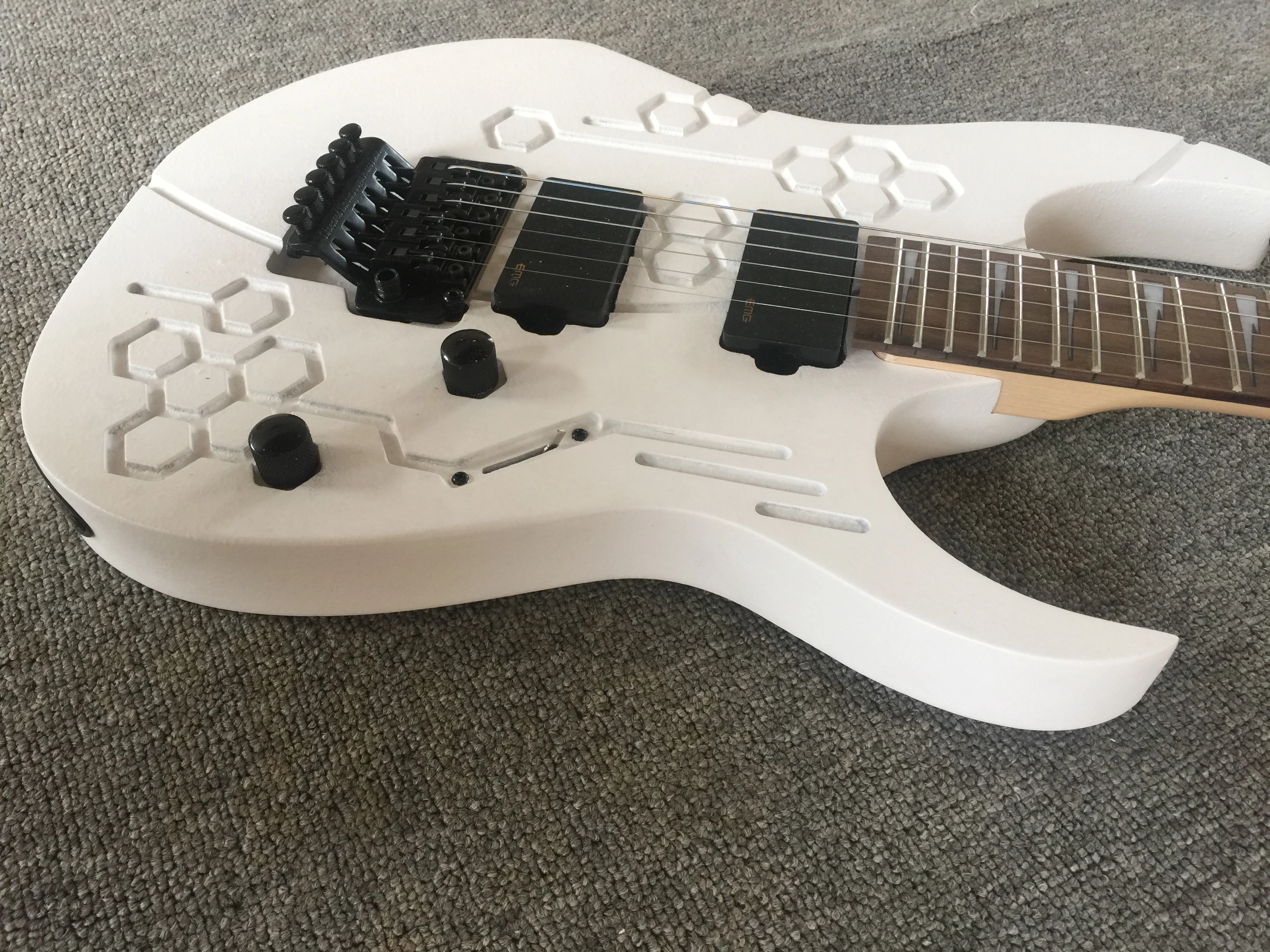 Электрическая гитара/матовая белая компьютерная гравировка шаблон