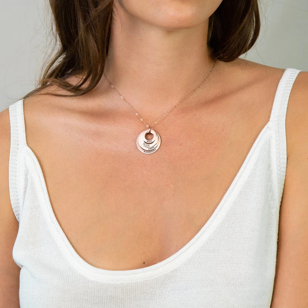 

2021 Ladies Trendy Stainless Steel Necklace Custom Carved Multi-Name Round Pendant Necklace Fashion Nameplate Jewelry Gift