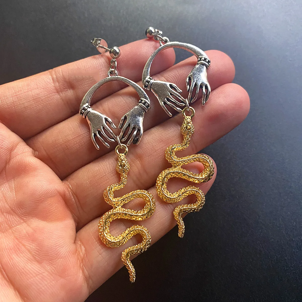 

Retro Jewelry Snake Hand Earrings Serpiente Ear Studs Western Trending Earring Summer 2021 Cobra Tassel Accessories