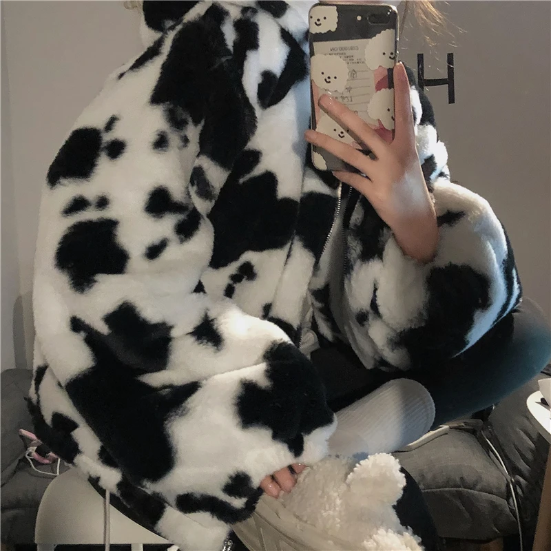 Женская зимняя утепленная куртка на молнии с капюшоном и принтом коровы - купить