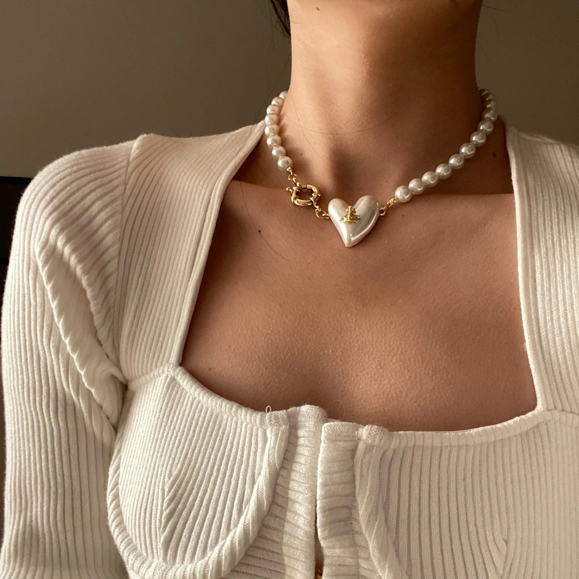 

Baroque Pearl Necklace Vintage Fashion Freshwater Pearls Chain Heart Pendant Saturn Pattern Choker Necklace Charm Jewelry