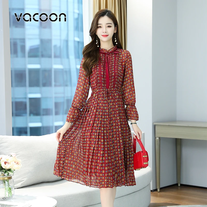 Платье из шифона осеннее новое классическое ретро с тонким поясом, складками и принтом в горошек.