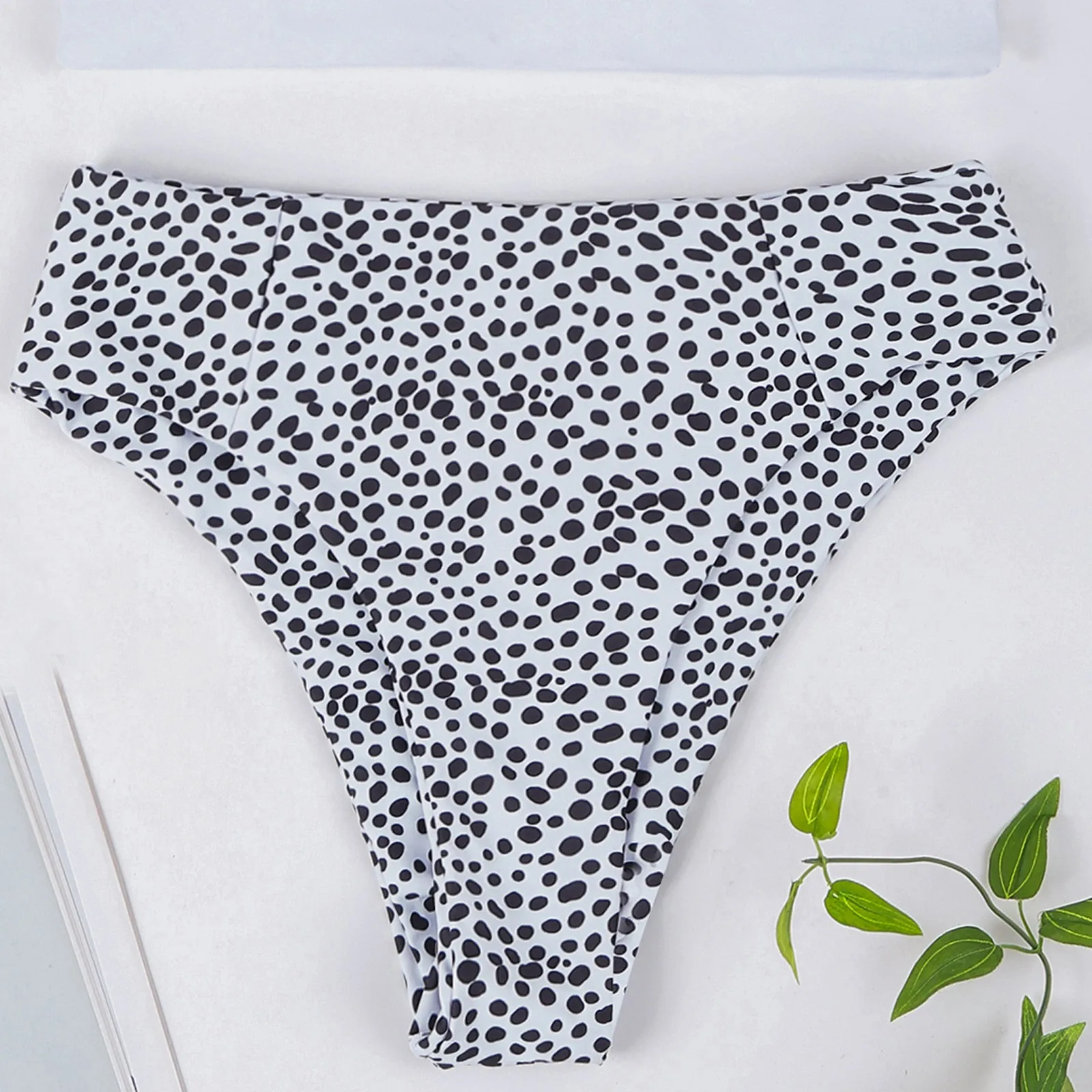 Бюстгальтер в мелкий черный горошек с высокой талией бикини черной подошвой