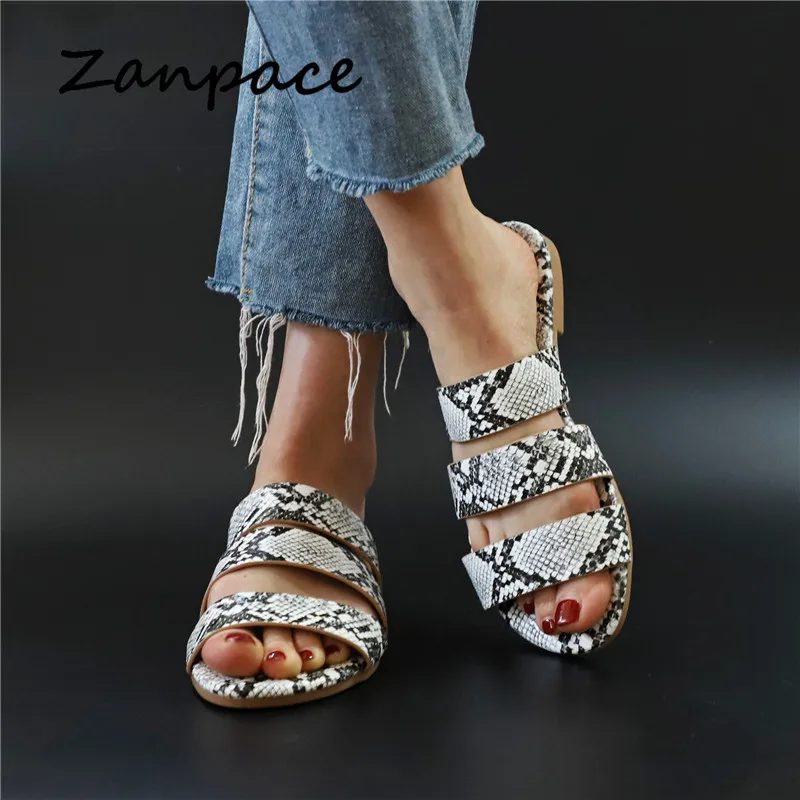 Шлепанцы женские с рисунком змеиной кожи сланцы низкая плоская подошва пляжные