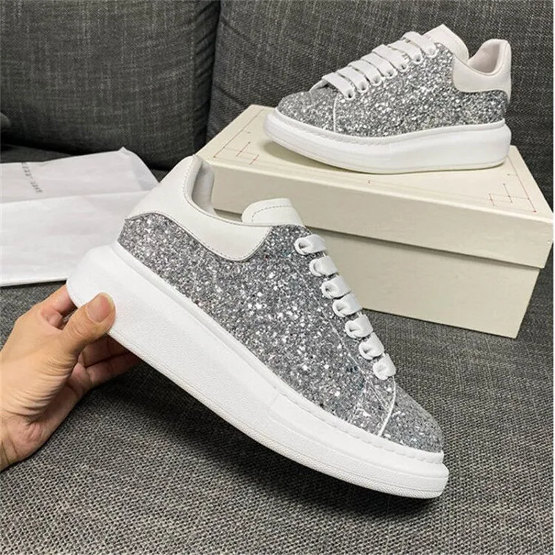 

The new sports shoes are covered with rough black sequins and golden onion, which is very shining and charming, and integrates t