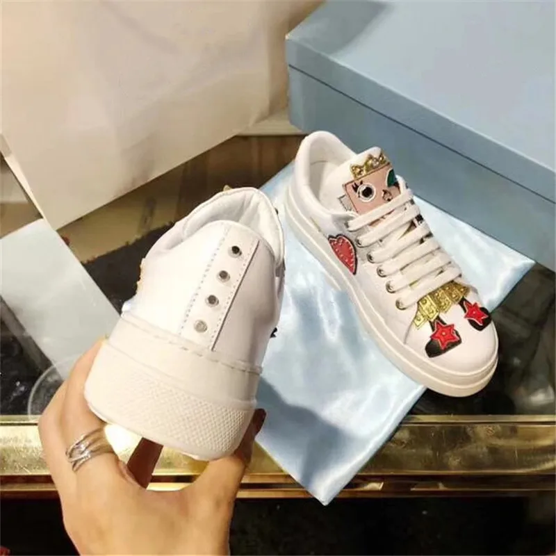 Наклейки с персонажами из мультфильмов, кроссовки с круглым носком из натуральной кожи, женская обувь, модная сетчатая обувь со шнуровкой на рифленой подошве, милые повседневные кроссовки