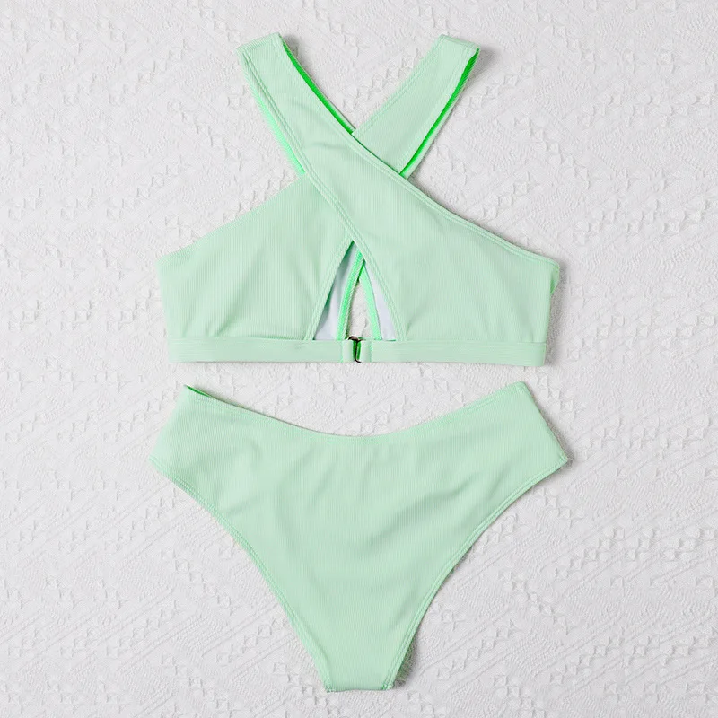 Соблазнительный однотонный комплект бикини с перекрестными лямками купальник