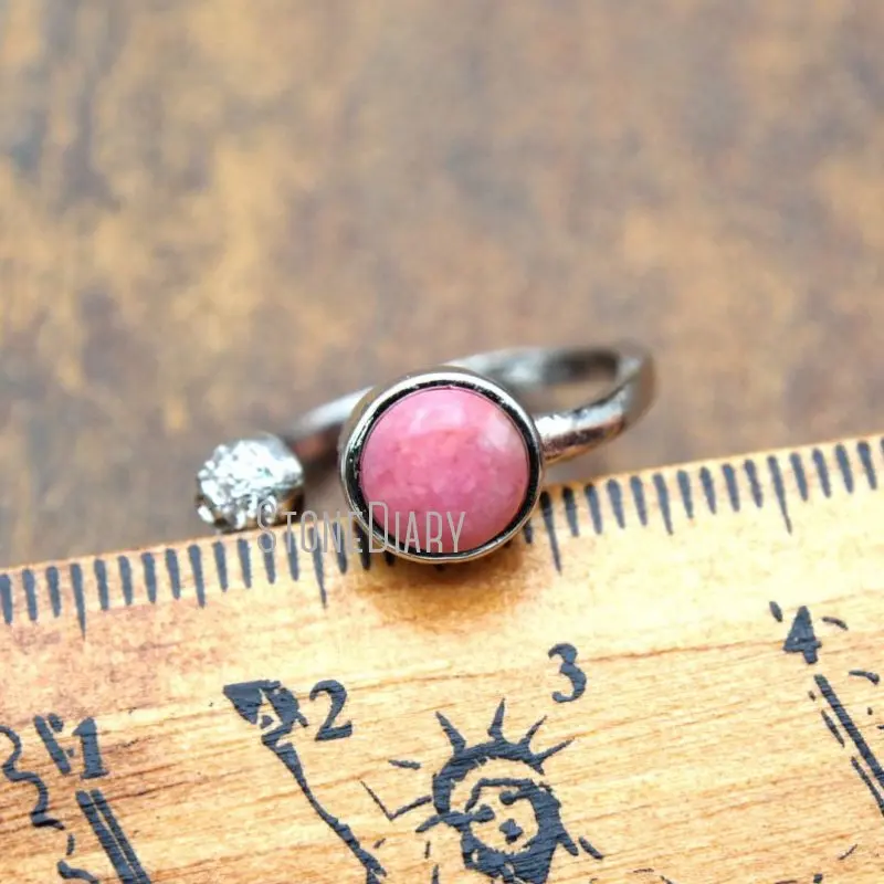 RM15417 регулируемое кольцо из искусственного родонита с прозрачным фианитом и