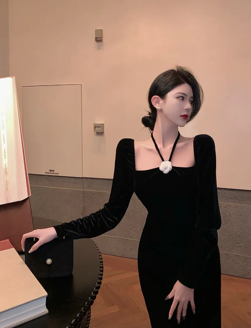 

2021 the new atmosphere feeling velvet hanging neck pure black dress long-sleeved dress French cultivate morality