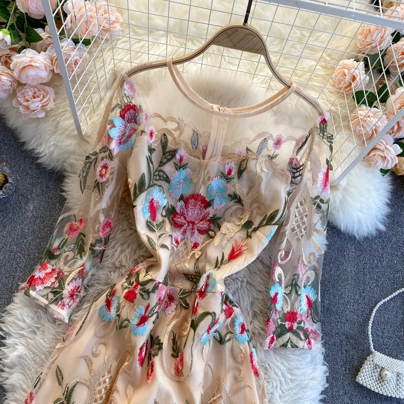 Женское платье-миди с длинным рукавом вышивкой | Женская одежда