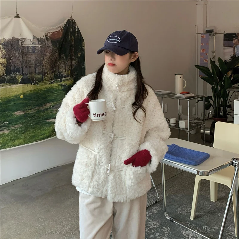 Утепленная куртка из хлопка с имитацией меха высоким воротником зимняя