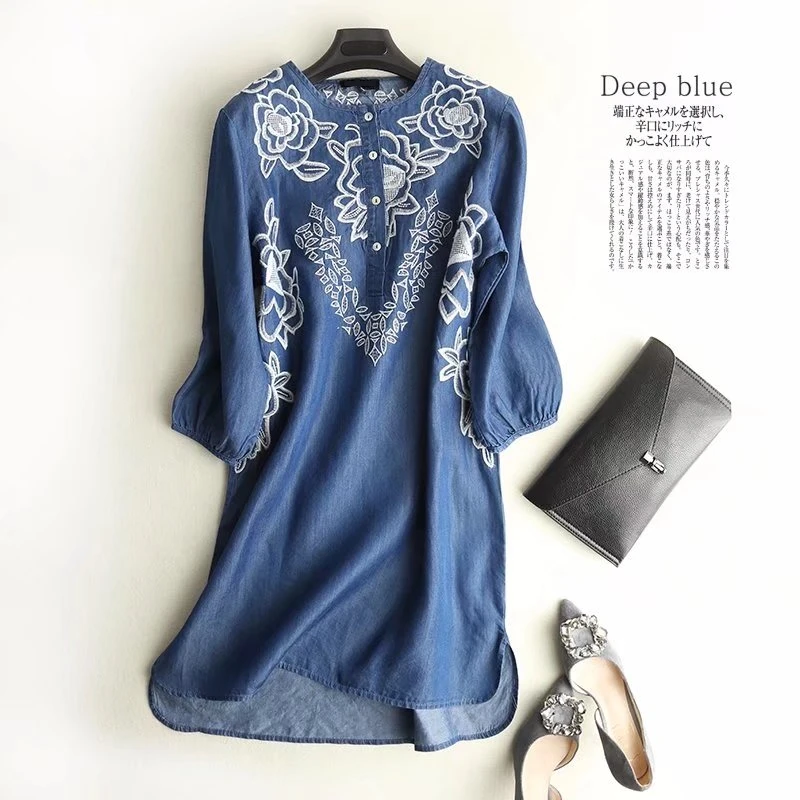 Летнее джинсовое платье с вышивкой женское светло-голубое круглым вырезом и