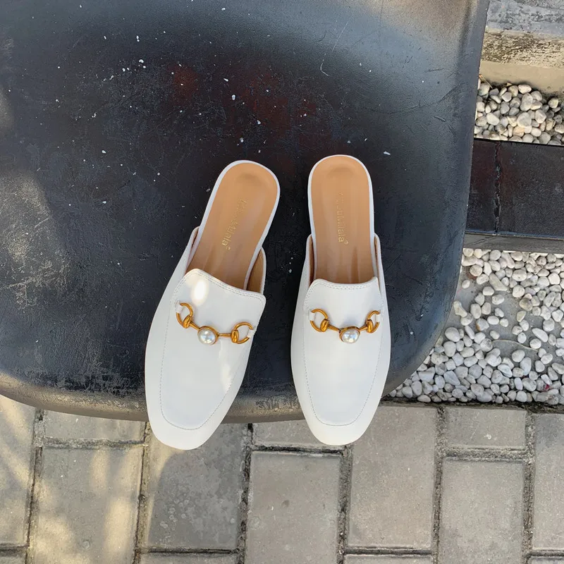 Бренд molan Designers; Новинка года; роскошные женские кожаные шлепанцы без задника, украшенные жемчугом и металлической цепочкой, с вышивкой в виде красного сердца; Лоферы без задника; вьетнамки