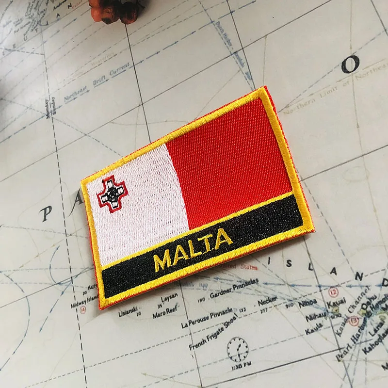 Фото Мальта Национальный флаг вышивка нашивки значки Shield и квадратная форма Pin один набор на тканевой браслет украшение для рюкзака №5