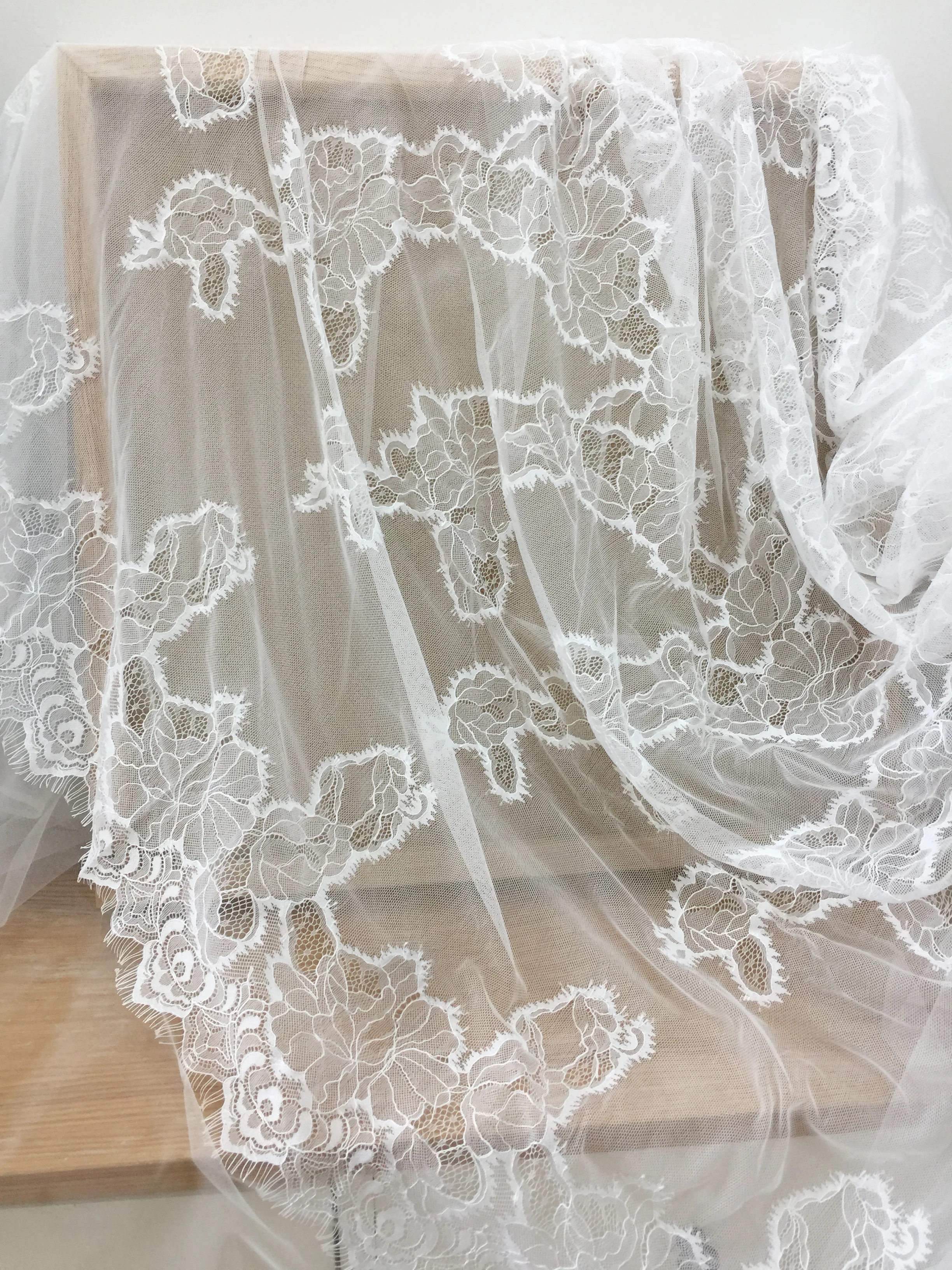 Кружевная ткань с волнистыми ресницами 3 метра Белая французская Шантильи мягкая