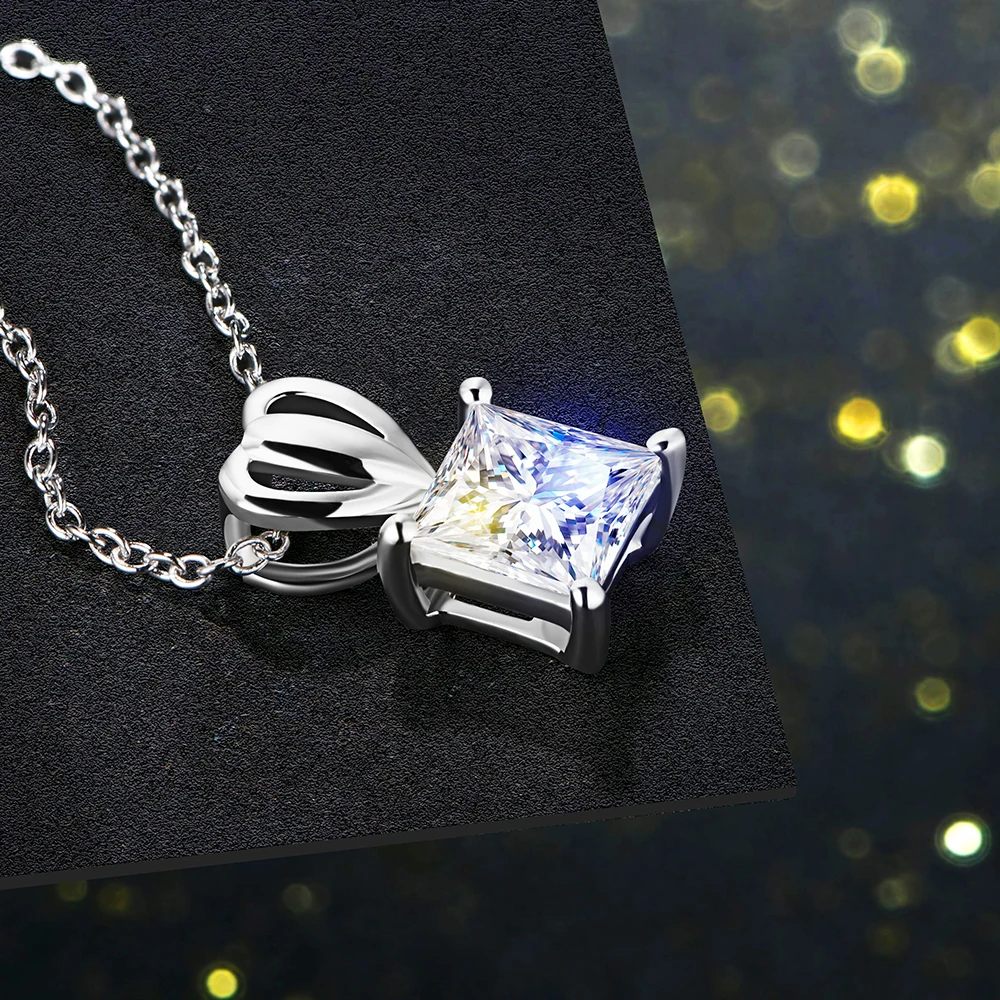 Ожерелье с кулоном из серебра 925 пробы муассанитом