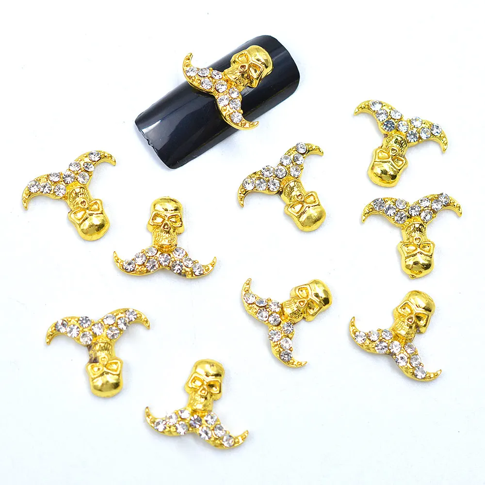 

Металлические инструменты для маникюра в стиле Хэллоуина с блестящими кристаллами