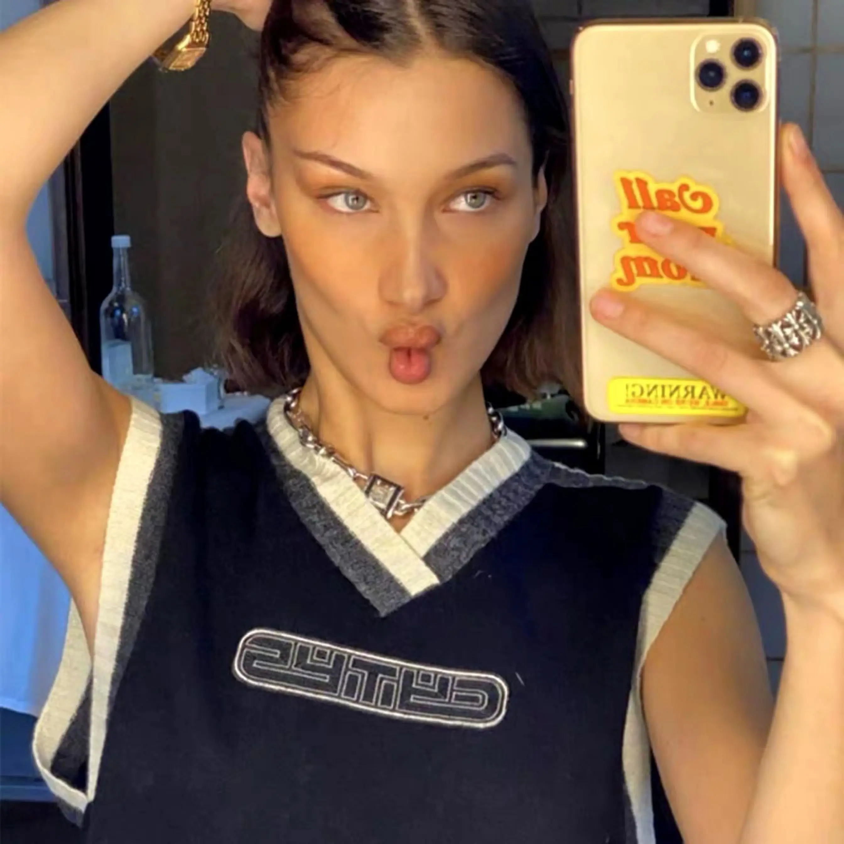 Женский ТРИКОТАЖНЫЙ УКОРОЧЕННЫЙ ТОП Bella hadid повседневный жилет без рукавов с v